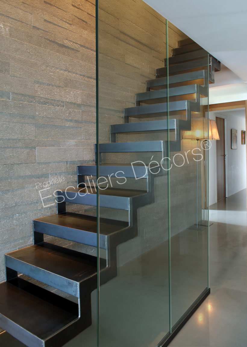 Photo DT39 - ESCA'DROIT®. Escalier d'intérieur design pour une décoration résolument contemporaine (paroi en verre).